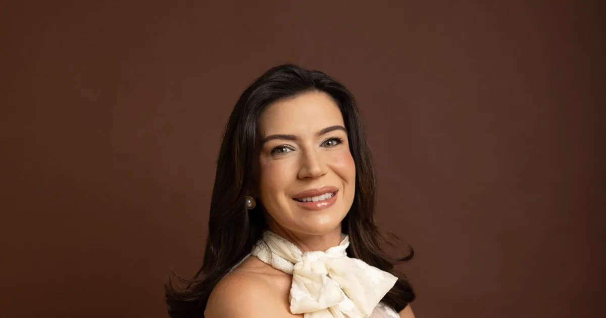 Dra. Ylls Brilhante em retrato profissional para artigo educativo sobre lúpus eritematoso sistêmico.